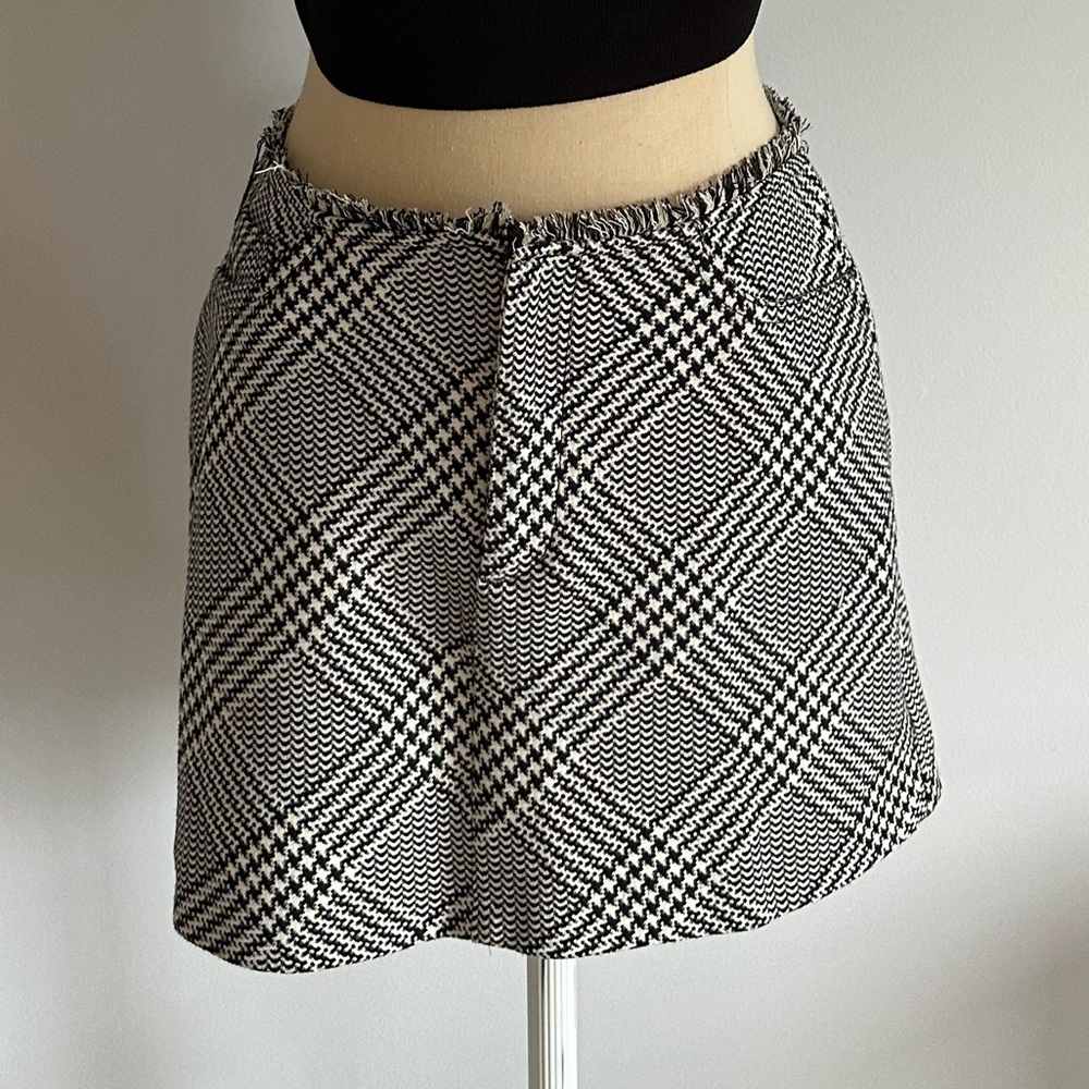 Pretty in black-and-white mini skirt from Zara